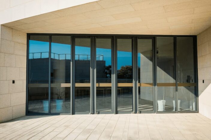 Fachada de vidro exige cuidados | imóvel com fachada de vidro | Sanglass Engenharia