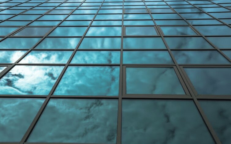 Pele de vidro valoriza a fachada residencial | pele de vidro azul | Sanglass Engenharia