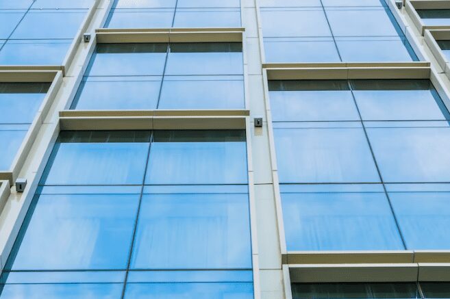 Fachada de vidro possui diversos exemplos | fachada com vidro | Sanglass Engenharia