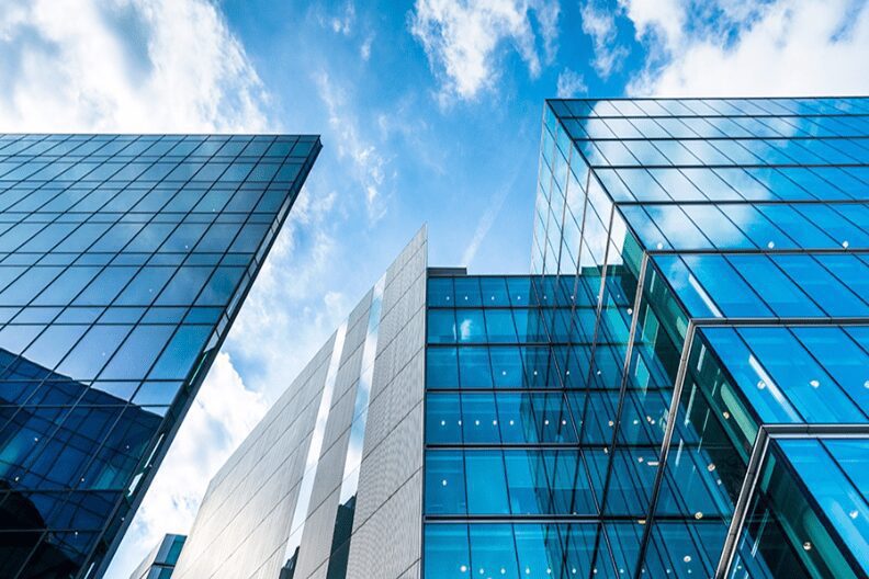 Pele de vidro tem vida útil que depende de alguns fatores | peles de vidro instaladas em prédios comerciais | Sanglass Engenharia
